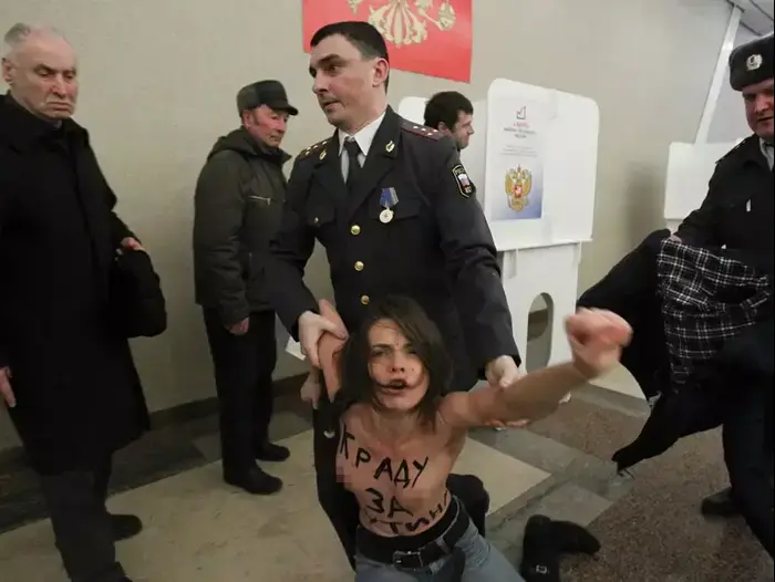 מפגינות מארגון FEMEN הגיעו לקלפי במוסקבה בה הצביע ולדימיר פוטין בבחירות לנשיאות, ניסו לגנוב את תיבת ההצבעה - ונעצרו, 4 במרץ 2012 (רויטרס) מפגינות מארגון FEMEN הגיעו לקלפי במוסקבה בה הצביע ולדימיר פוטין בבחירות לנשיאות, ניסו לגנוב את תיבת ההצבעה - ונעצרו, 4 במרץ 2012 (רויטרס)