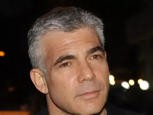 יאיר לפיד חנך מרכז קשישים של ניצולי שואה בחיפה (ערן גילווארג)