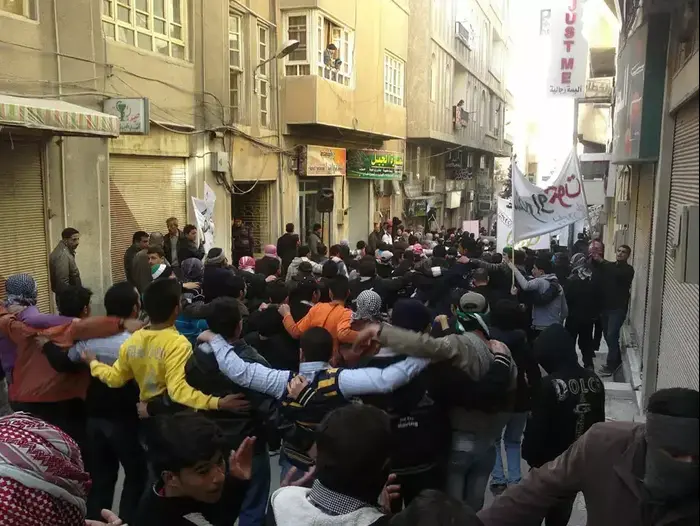 הפגנה נגד שלטון אסד בעיירה יברוד, פרבר של דמשק בירת סוריה, 30 במרץ 2012 (רויטרס) הפגנה נגד שלטון אסד בעיירה יברוד, פרבר של דמשק בירת סוריה, 30 במרץ 2012 (רויטרס)