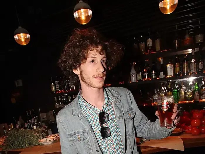אלישע בנאי (אביב חופי) אלישע בנאי (אביב חופי)