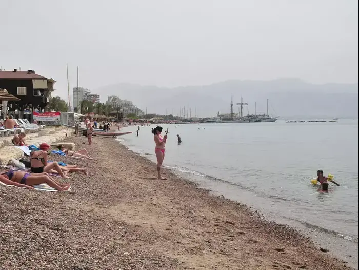 נופשים באילת למרות ירי הרקטות (רן שאולי) נופשים באילת למרות ירי הרקטות (רן שאולי)