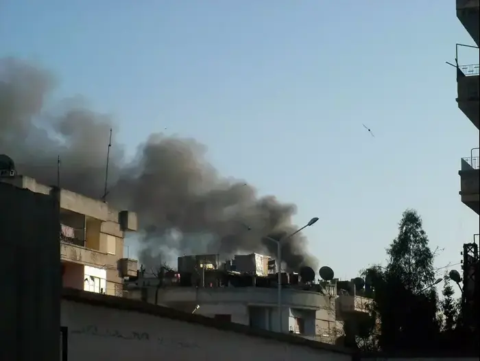 רובע אל-קוסור בעיר חומס מופגז על ידי צבא סוריה, 8 באפריל 2012 (רויטרס) רובע אל-קוסור בעיר חומס מופגז על ידי צבא סוריה, 8 באפריל 2012 (רויטרס)