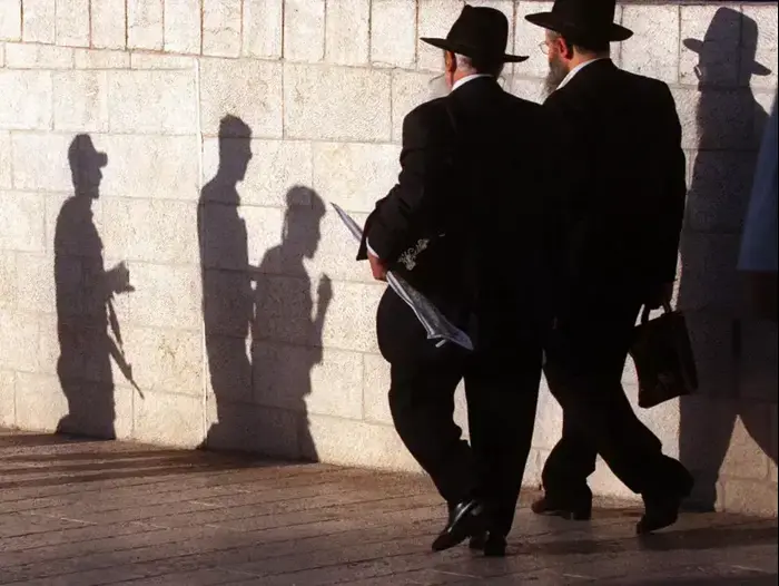 חרדים וחיילים ברחבת הכותל בירושלים (AP) חרדים וחיילים ברחבת הכותל בירושלים (AP)