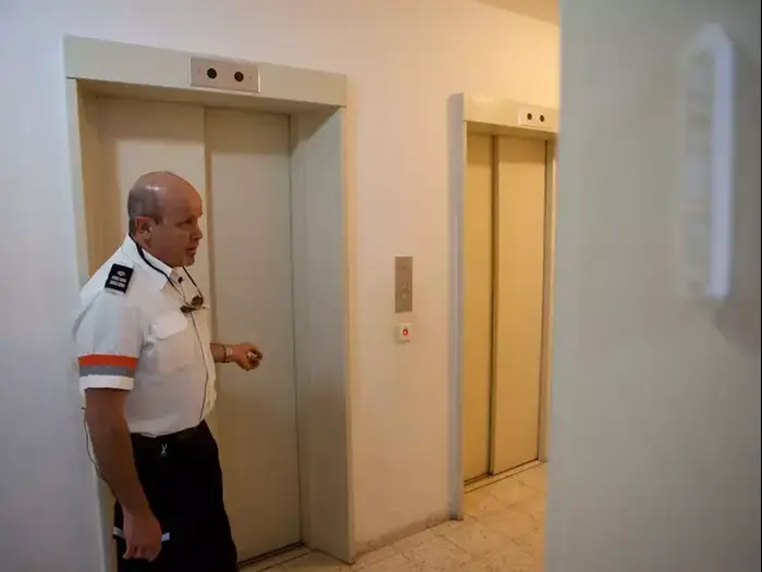 משפחתה וביתה של שושנה דמרי אשר נפלה בפיר מעלית ברחובות, אפריל 2012 (דרור עינב) משפחתה וביתה של שושנה דמרי אשר נפלה בפיר מעלית ברחובות, אפריל 2012 (דרור עינב)