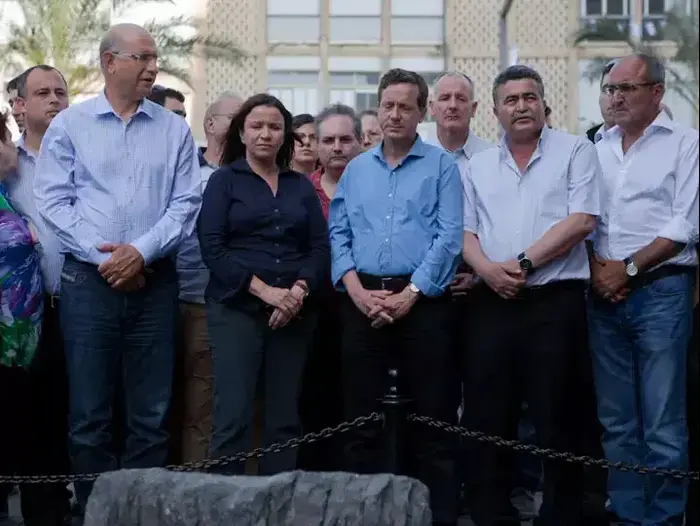 חברי מפלגת העבודה באנדרטה לזכר יצחק רבין בתל אביב לרגל שחרור חגי עמיר מאי 2012 (דרור עינב) חברי מפלגת העבודה באנדרטה לזכר יצחק רבין בתל אביב לרגל שחרור חגי עמיר מאי 2012 (דרור עינב)