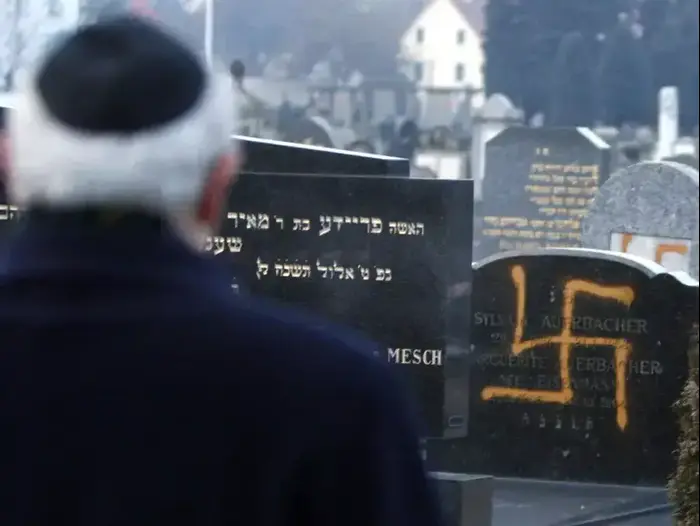קברי יהודים שחוללו בשטרסבורג, צרפת (AP) קברי יהודים שחוללו בשטרסבורג, צרפת (AP)