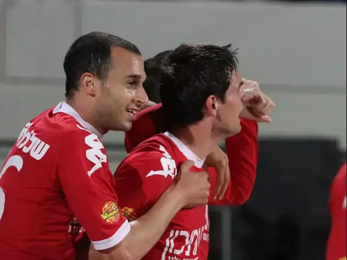 שחקן הפועל תל אביב עומר דמארי חוגג עם כובש השער מירקו אורמוש (קובי אליהו) שחקן הפועל תל אביב עומר דמארי חוגג עם כובש השער מירקו אורמוש (קובי אליהו)