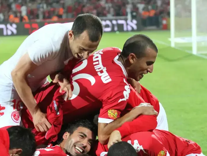 שחקני הפועל תל אביב חוגגים (קובי אליהו) שחקני הפועל תל אביב חוגגים (קובי אליהו)