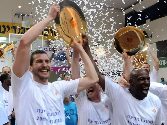 שחקני הפועל תל אביב מתן נאור, קורי קאר חוגגים העפלה לליגת העל (ברני ארדוב) שחקני הפועל תל אביב מתן נאור, קורי קאר חוגגים העפלה לליגת העל (ברני ארדוב)
