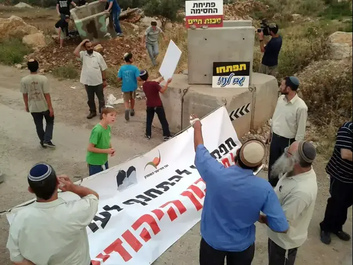 הפגנה בהתנחלות אבני חפץ, מאי 2012 (ספק 500 , עמי לוי) הפגנה בהתנחלות אבני חפץ, מאי 2012 (ספק 500 , עמי לוי)