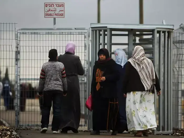 פלסטינים עוברים במחסום חווארה ליד שכם לפני סגירתו, אפריל 2009 (AP) פלסטינים עוברים במחסום חווארה ליד שכם לפני סגירתו, אפריל 2009 (AP)