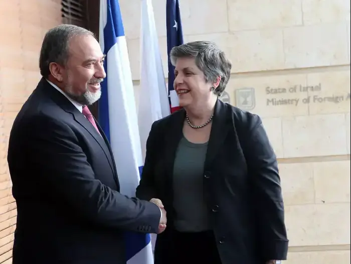 אביגדור ליברמן בפגישה עם גנט נפוליטנו (משרד החוץ , יוסי זמיר) אביגדור ליברמן בפגישה עם גנט נפוליטנו (משרד החוץ , יוסי זמיר)
