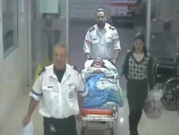 רחל אפרת בת ה-7, ששכלה את משפחתה בתאונת הדרכים בטבריה, מובלת לבית החולים רמב"ם בחיפה, מאי 2012 (ספק 500 , צילום אבטחה) רחל אפרת בת ה-7, ששכלה את משפחתה בתאונת הדרכים בטבריה, מובלת לבית החולים רמב"ם בחיפה, מאי 2012 (ספק 500 , צילום אבטחה)