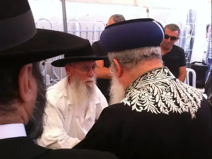 הרב שלמה עמאר, הרב הראשי הספרדי לישראל ונשיא בית הדין הרבני הגדול בשבעה בבית משפחת אטיאס, מאי 2012 (יח"צ , ג'יליס) הרב שלמה עמאר, הרב הראשי הספרדי לישראל ונשיא בית הדין הרבני הגדול בשבעה בבית משפחת אטיאס, מאי 2012 (יח"צ , ג'יליס)