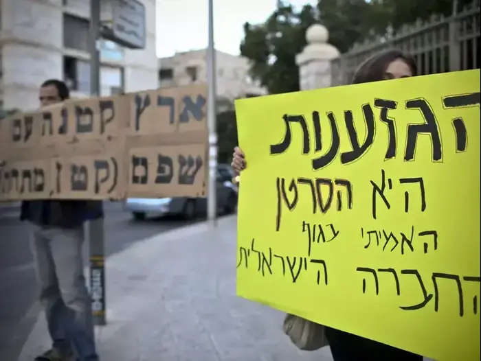הפגנה נגד תקיפת אזרחים זרים בירושלים, מאי 2012 (דרור עינב) הפגנה נגד תקיפת אזרחים זרים בירושלים, מאי 2012 (דרור עינב)