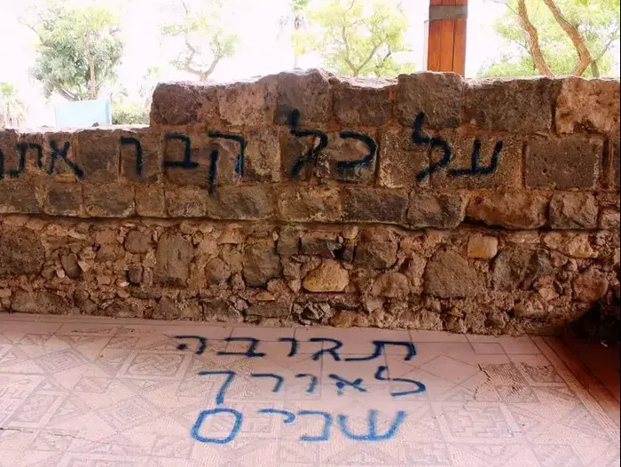 וונדליזם חמור בבית הכנסת העתיק בגן לאומי חמת טבריה, מאי 2012 (ספק 500 , מוטי דולב) וונדליזם חמור בבית הכנסת העתיק בגן לאומי חמת טבריה, מאי 2012 (ספק 500 , מוטי דולב)