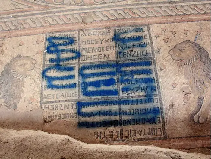 וונדליזם חמור בבית הכנסת העתיק בגן לאומי חמת טבריה, מאי 2012 (ספק 500 , מוטי דולב) וונדליזם חמור בבית הכנסת העתיק בגן לאומי חמת טבריה, מאי 2012 (ספק 500 , מוטי דולב)