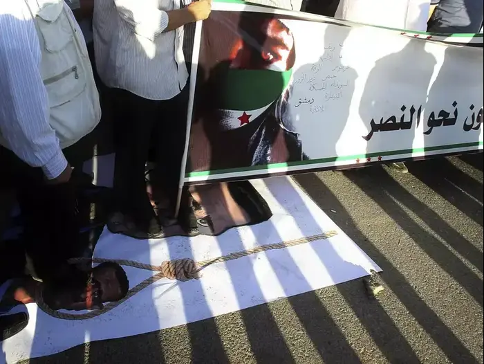 הפגנה נגד נשיא סוריה בשאר אסד מחוץ לשגרירות סוריה בבירת ירדן, עמאן, 30 במאי 2012 (רויטרס) הפגנה נגד נשיא סוריה בשאר אסד מחוץ לשגרירות סוריה בבירת ירדן, עמאן, 30 במאי 2012 (רויטרס)