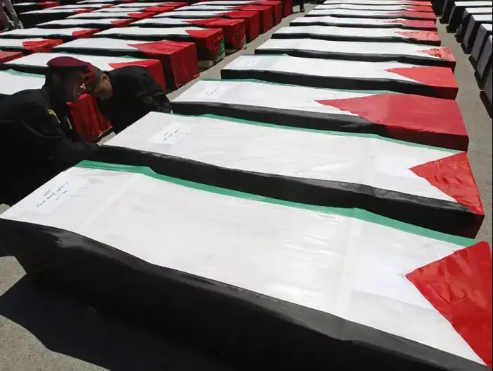 ארונות של מחבלים שהובערו לרשות הפלסטינית ברמאללה (רויטרס) ארונות של מחבלים שהובערו לרשות הפלסטינית ברמאללה (רויטרס)