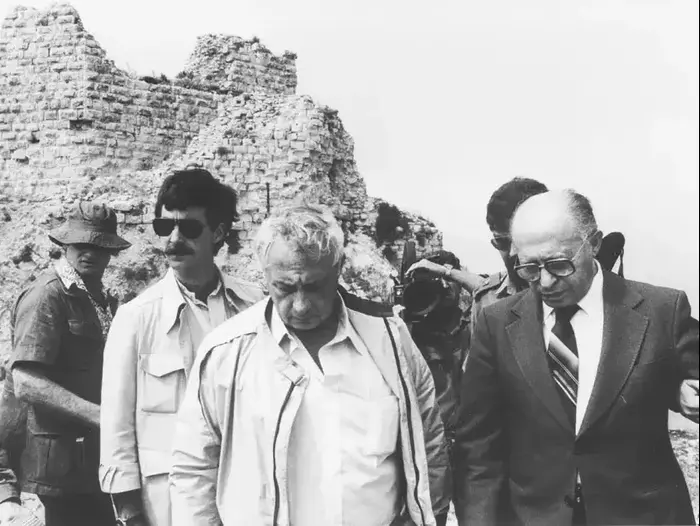 אריאל שרון ומנחם בגין מבקרים במוצב בופור לאחר כיבושו במלחמת שלום הגליל, יוני 2012 (יח"צ , ארכיון צה"ל ומערכת הביטחון) אריאל שרון ומנחם בגין מבקרים במוצב בופור לאחר כיבושו במלחמת שלום הגליל, יוני 2012 (יח"צ , ארכיון צה"ל ומערכת הביטחון)