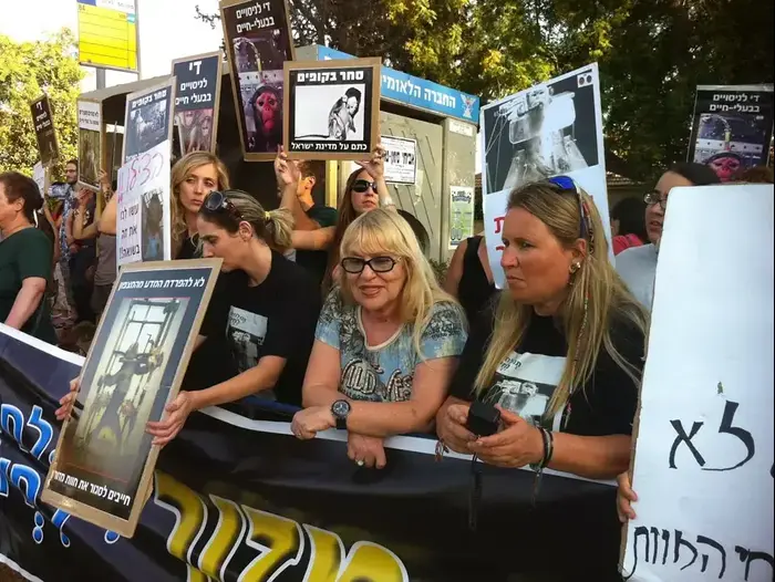 יעל ארקין ואתי אלטמן, הפגנה מול חוות מזור (ספק 500 , ליהי שורש) יעל ארקין ואתי אלטמן, הפגנה מול חוות מזור (ספק 500 , ליהי שורש)