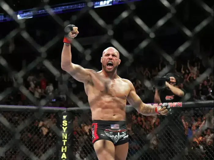 רנדי קוטור לוחם MMA (AP , Gregory Payan) רנדי קוטור לוחם MMA (AP , Gregory Payan)