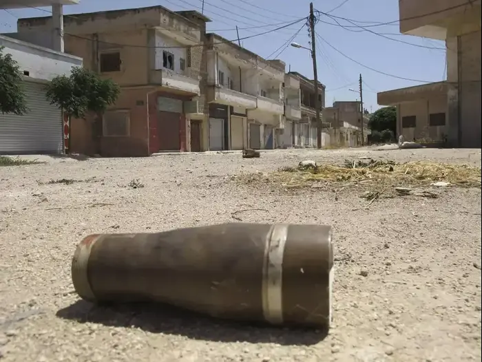 שיירי פגז ברחוב בשכונת טלביסה בחומס (רויטרס) שיירי פגז ברחוב בשכונת טלביסה בחומס (רויטרס)