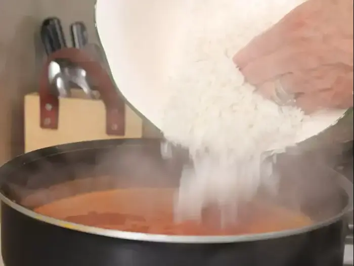 הכנת אורז אדום (רוני קדר , אוכל עיראקי) הכנת אורז אדום (רוני קדר , אוכל עיראקי)