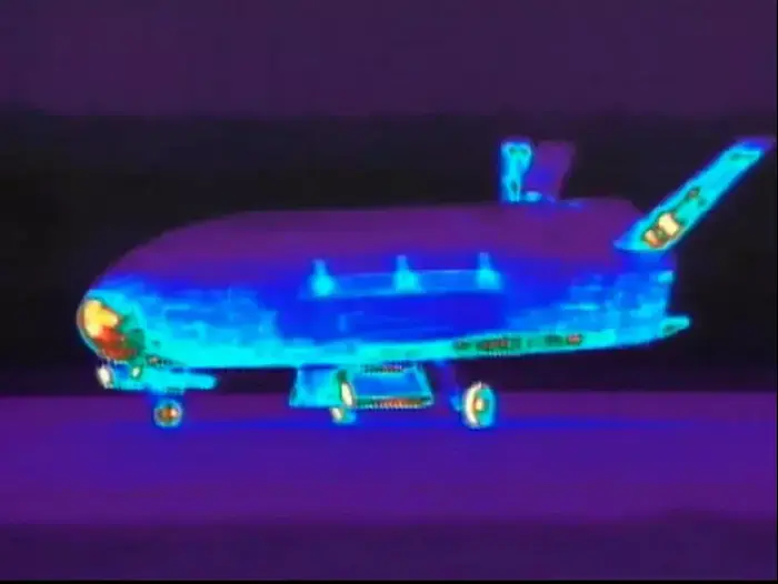 מעבורת החלל הניסויית X-37B בבסיס חיל האוויר ונדנברג יוני 2012 (רויטרס) מעבורת החלל הניסויית X-37B בבסיס חיל האוויר ונדנברג יוני 2012 (רויטרס)