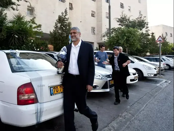 שר הפנים אלי ישי בפתח ביתו ביום הגשת דוח מבקר המדינה על השריפה בכרמל, יוני 2012 (מגד גוזני) שר הפנים אלי ישי בפתח ביתו ביום הגשת דוח מבקר המדינה על השריפה בכרמל, יוני 2012 (מגד גוזני)