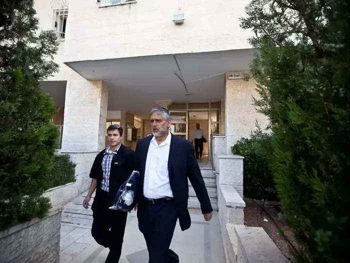 שר הפנים אלי ישי בפתח ביתו ביום הגשת דוח מבקר המדינה על השריפה בכרמל, יוני 2012 (מגד גוזני) שר הפנים אלי ישי בפתח ביתו ביום הגשת דוח מבקר המדינה על השריפה בכרמל, יוני 2012 (מגד גוזני)