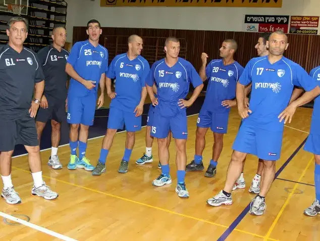 גילי לנדאו לצד שחקני עירוני קרית שמונה (אדריאן הרבשטיין) גילי לנדאו לצד שחקני עירוני קרית שמונה (אדריאן הרבשטיין)