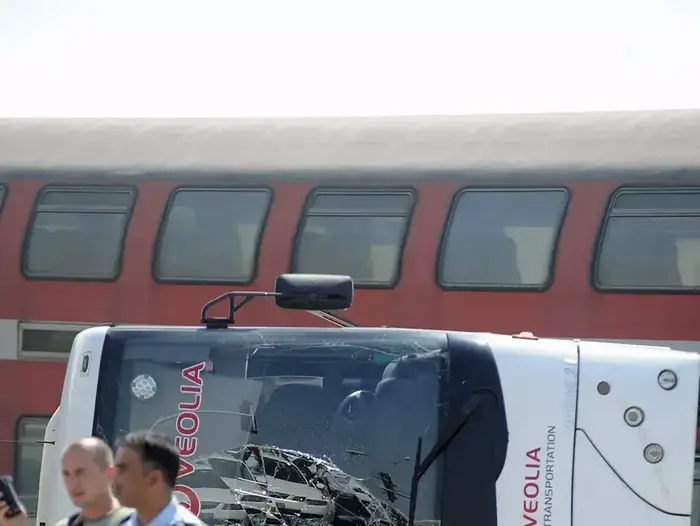 רכבת התנגשה באוטובוס סמוך לניצנים, עשרה נפצעו קל (דייב בוימוביץ') רכבת התנגשה באוטובוס סמוך לניצנים, עשרה נפצעו קל (דייב בוימוביץ')