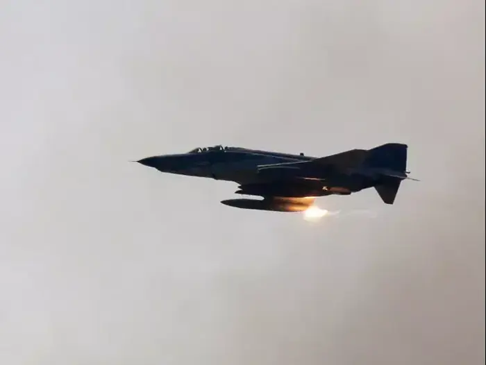 מטוס פנטום (F-4) של צבא טורקיה באימון בשמי העיר איזמיר, מאי 2010 (רויטרס) מטוס פנטום (F-4) של צבא טורקיה באימון בשמי העיר איזמיר, מאי 2010 (רויטרס)