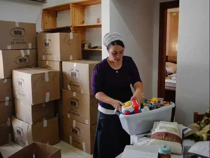 אנשים אורזים את בתיהם בשכונת האולפנה בית אל, יוני 2012 (עומר מירון) אנשים אורזים את בתיהם בשכונת האולפנה בית אל, יוני 2012 (עומר מירון)