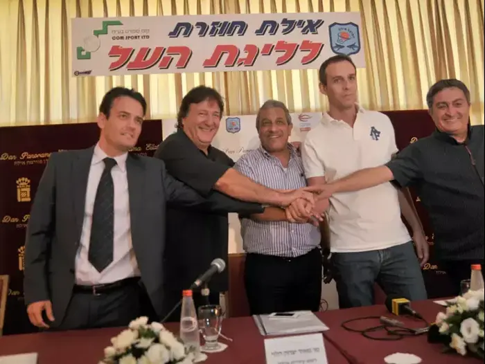 מוטי אמסלם, עודד קטש, מאיר יצחק הלוי, דורון הרציקוביץ' (רן שאולי) מוטי אמסלם, עודד קטש, מאיר יצחק הלוי, דורון הרציקוביץ' (רן שאולי)