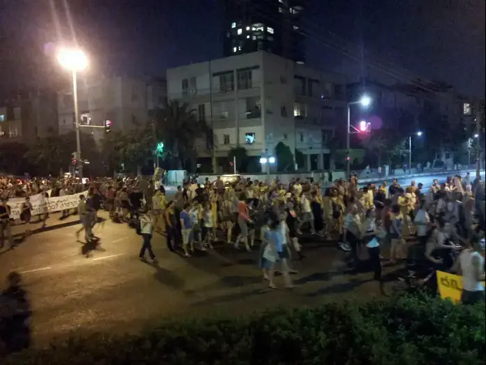 פעילי המחאה החברתית חסמו את רחוב ארלוזרוב בתל אביב (מערכת וואלה! NEWS , יאיר אלטמן) פעילי המחאה החברתית חסמו את רחוב ארלוזרוב בתל אביב (מערכת וואלה! NEWS , יאיר אלטמן)