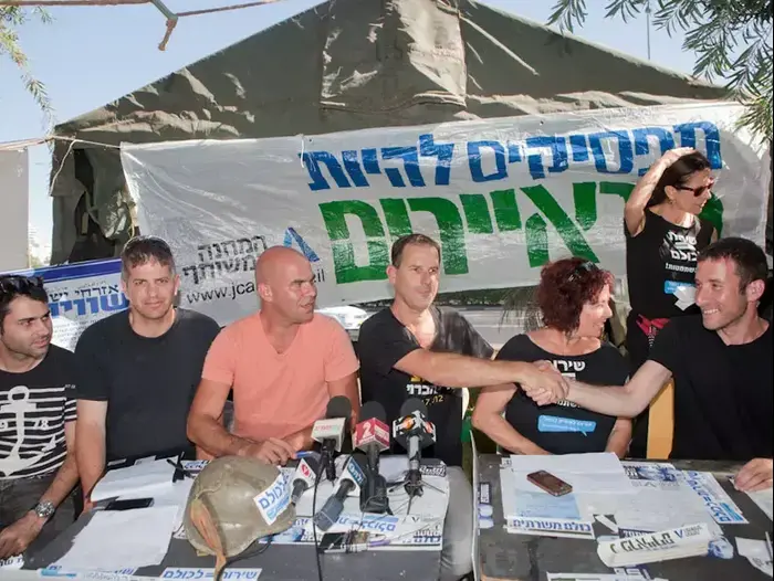 מסיבת העיתונאים של מאהל הפראיירים, תל אביב, יולי 2012 (דרור עינב) מסיבת העיתונאים של מאהל הפראיירים, תל אביב, יולי 2012 (דרור עינב)