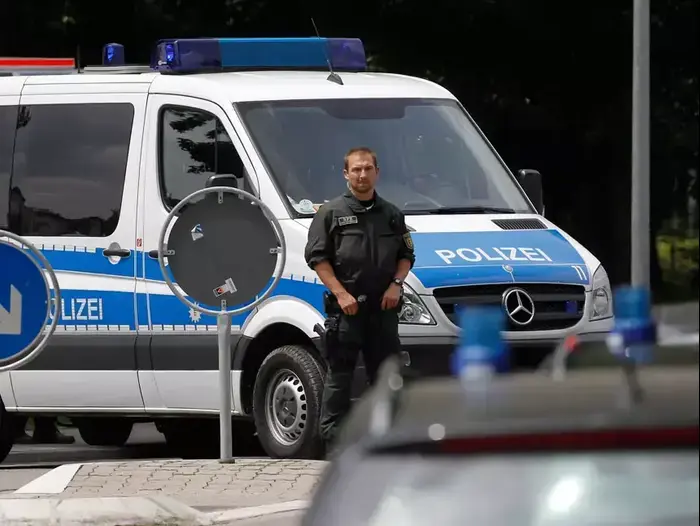 כוחות משטרה מחוץ לבית בעיר קרלסרוהה, גרמניה, בו התבצר חמוש והרג בני ערובה, 4 ביולי 2012 (רויטרס) כוחות משטרה מחוץ לבית בעיר קרלסרוהה, גרמניה, בו התבצר חמוש והרג בני ערובה, 4 ביולי 2012 (רויטרס)