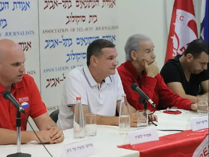 ראשי קבוצת הרכישה של הפועל תל אביב חיים רמון, משה תאומים, המנכ"ל אמיר לובין, המאמן ניצן שירזי (קובי אליהו) ראשי קבוצת הרכישה של הפועל תל אביב חיים רמון, משה תאומים, המנכ"ל אמיר לובין, המאמן ניצן שירזי (קובי אליהו)