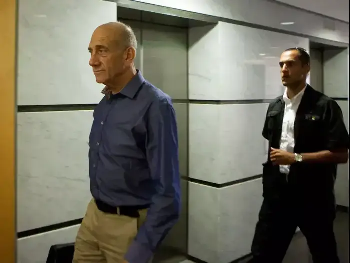 אהוד אולמרט יום לאחר הכרעת הדין במשרדו בתל אביב, יולי 2012 (יותם רונן) אהוד אולמרט יום לאחר הכרעת הדין במשרדו בתל אביב, יולי 2012 (יותם רונן)