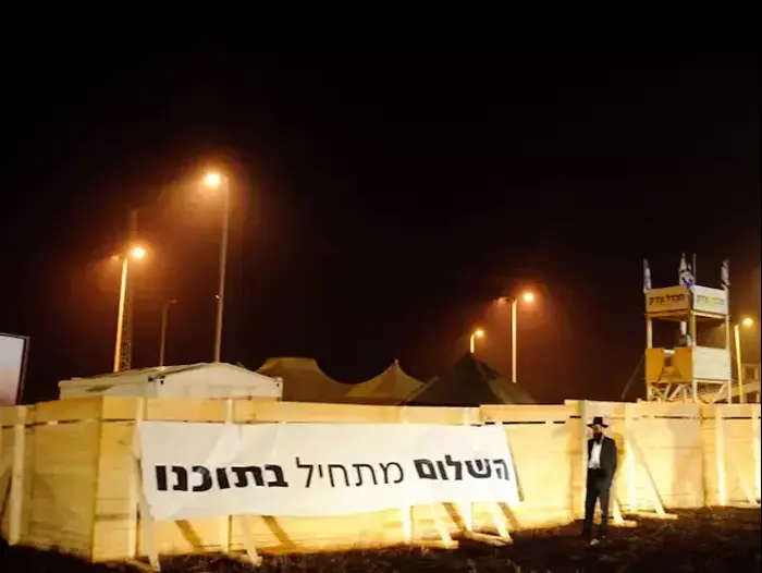 פעילים חברתיים הקימו מתחם בשם "חומה ומגדל" ליד יקום (בן קלמר) פעילים חברתיים הקימו מתחם בשם "חומה ומגדל" ליד יקום (בן קלמר)