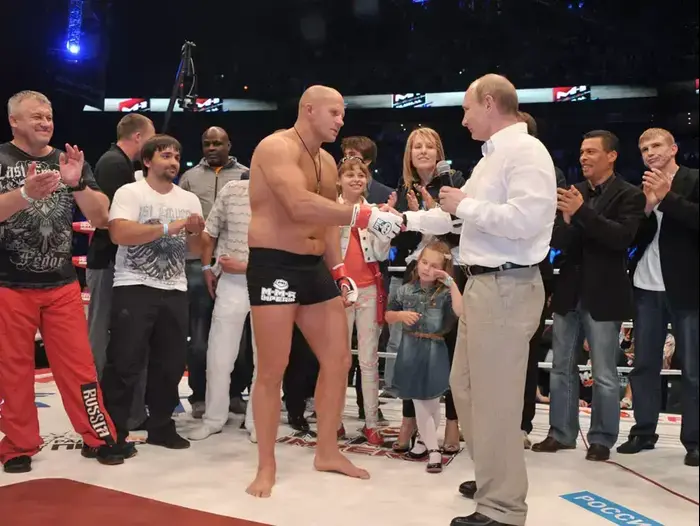 לוחם ה-MMA פידור אמליאננקו עם נשיא רוסיה ולאדימיר פוטין (AP , Alexei Nikolski) לוחם ה-MMA פידור אמליאננקו עם נשיא רוסיה ולאדימיר פוטין (AP , Alexei Nikolski)