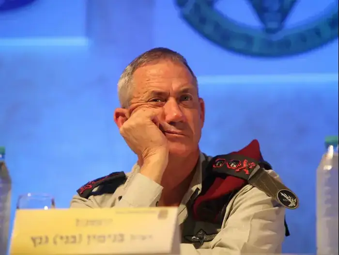 הרמטכ"ל בני גנץ בטקס סיום קורס המכללה לביטחון לאומי בגלילות, יולי 2012 (יותם רונן) הרמטכ"ל בני גנץ בטקס סיום קורס המכללה לביטחון לאומי בגלילות, יולי 2012 (יותם רונן)
