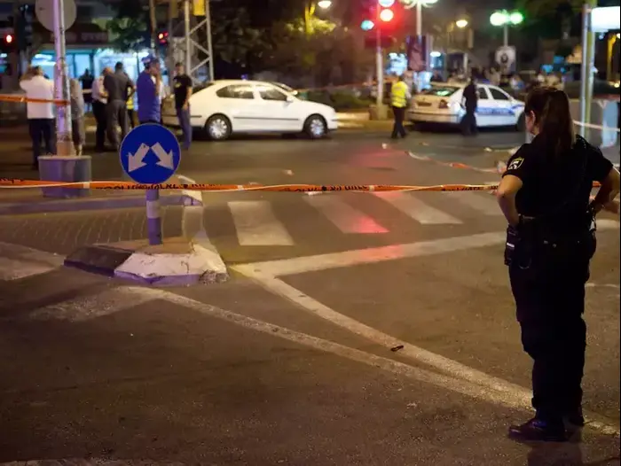 צעיר נורה למוות על ידי אופנוען בחולון (דרור עינב) צעיר נורה למוות על ידי אופנוען בחולון (דרור עינב)