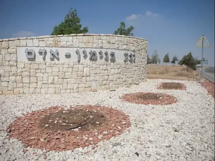 התנחלות אדם, גבע בנימין, יולי 2012 (דרור עינב) התנחלות אדם, גבע בנימין, יולי 2012 (דרור עינב)