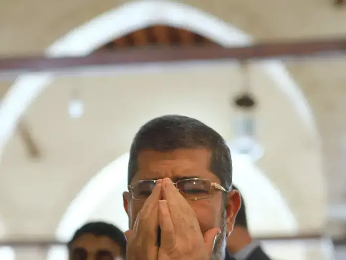 נשיא מצרים, מוחמד מורסי, מתפלל במסגד בקהיר, יוני 2012 (AP) נשיא מצרים, מוחמד מורסי, מתפלל במסגד בקהיר, יוני 2012 (AP)
