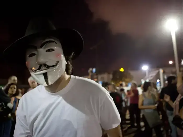 פעילי המחאה מפגינים ברחבת הבימה בתל אביב (דרור עינב) פעילי המחאה מפגינים ברחבת הבימה בתל אביב (דרור עינב)