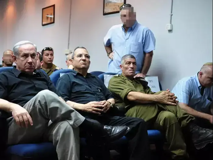 ראש הממשלה בנימין נתניהו, ושר הביטחון אהוד ברק במקום חדירת המחבלים , אוגוסט 2012 (משרד הביטחון , אריאל חרמוני, משרד הביטחון)