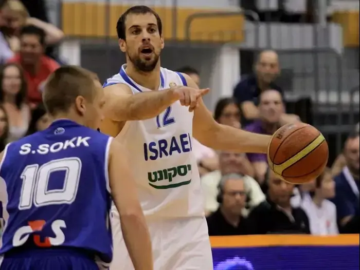 שחקן נבחרת ישראל יותם הלפרין מול שחקן נבחרת אסטוניה סטן סוק (קובי אליהו) שחקן נבחרת ישראל יותם הלפרין מול שחקן נבחרת אסטוניה סטן סוק (קובי אליהו)